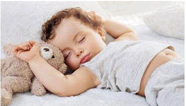 睡眠有助于孩子的生长发育，在夜间成长